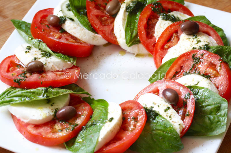 Ensalada caprese, la famosa combinación de tomate, mozzarella y albahaca.  Receta | Mercado Calabajío