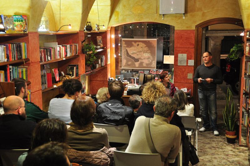 Piccola Libreria Andersen Demetrio Battaglia in Libreria... 17/10/2012 jpg (800x531)