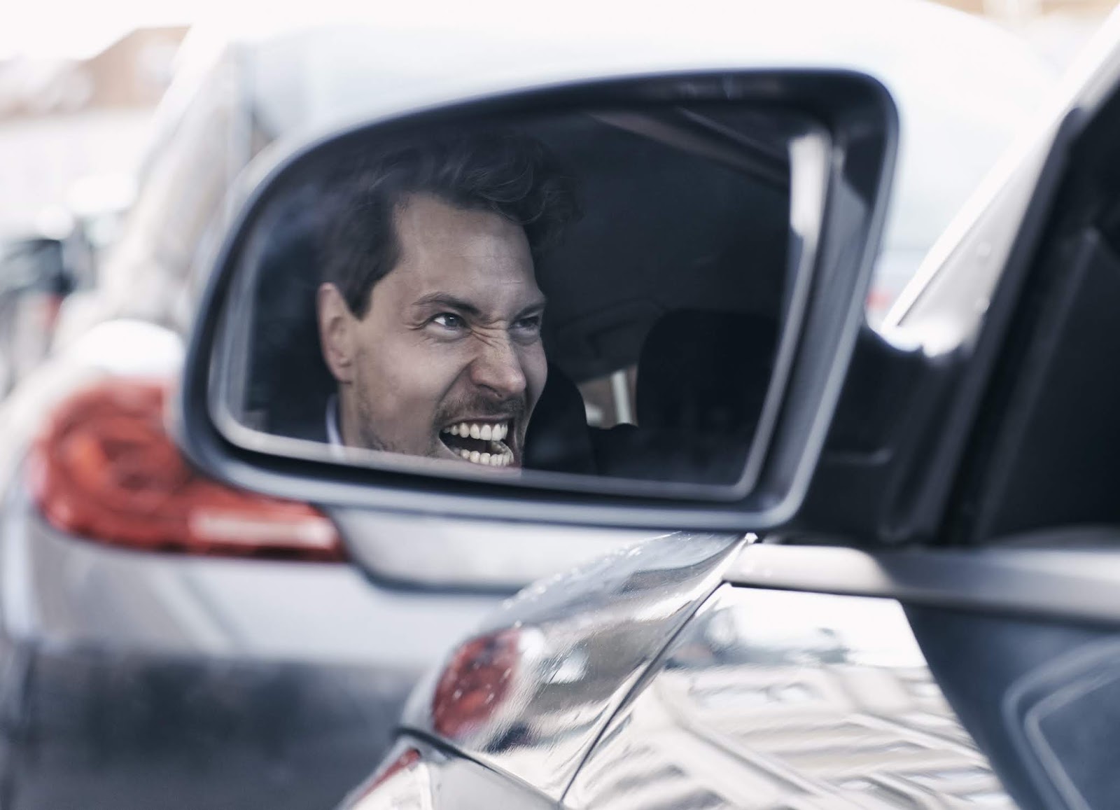 агрессивный водитель. агрессивный водитель. вождение авто. водитель в пробке. агрессивный стиль вождения.