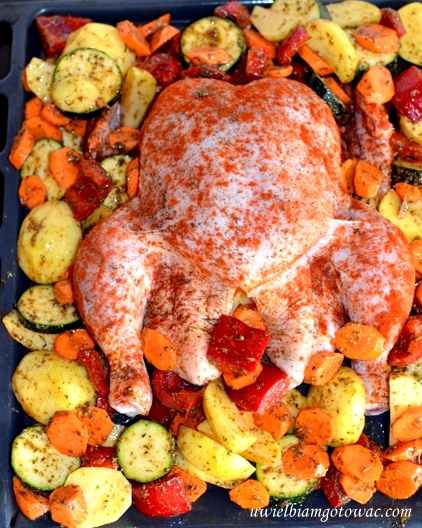 Kurczak pieczony w całości z warzywami