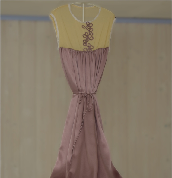 Täyspitkä ja romanttinen yöpaita meshistä ja silkistä.