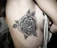 Tatuajes femeninos en las costillas rosas