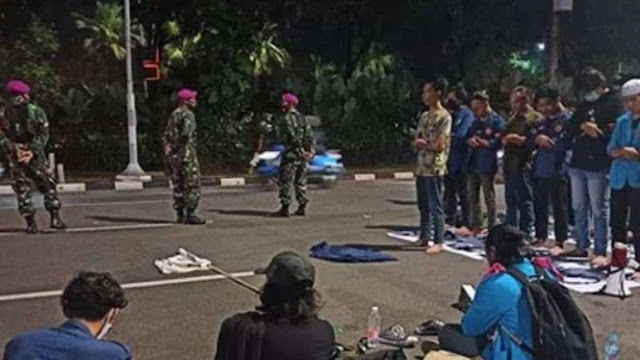 Pasukan Beruang Hitam TNI Jaga Mahasiswa Saat Shalat di Jalan