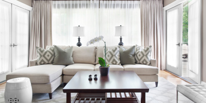 kleines wohnzimmer einrichten L förmiges sofa und kaffeetisch aus holz