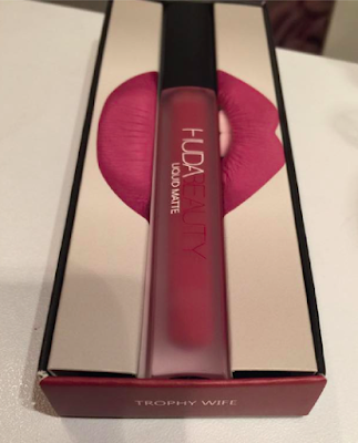 revue Huda Beauty rouge à lèvres liquides à effet mat Trophy Wife revue Huda Beauty rouge à lèvres liquides à effet mat Trophy Wife