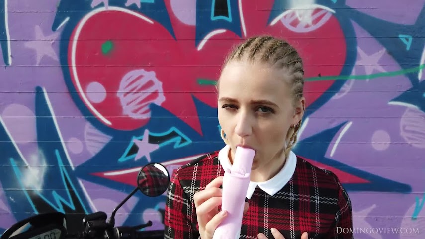 [DomingoView] Leyla Uses A Pink Vibrator At Graffiti Wall On The Electro Scooter - idols