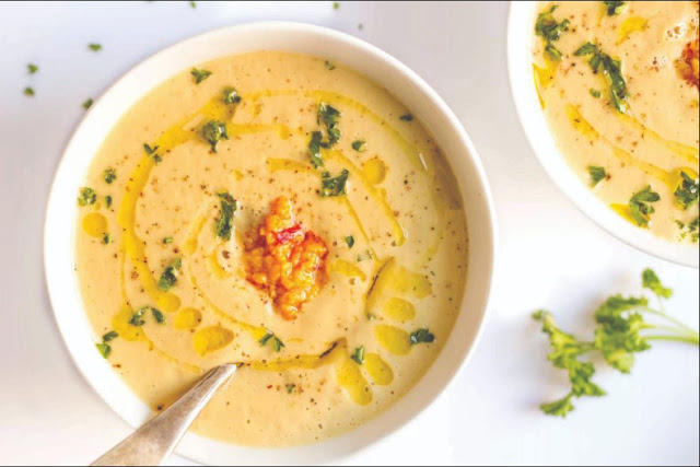 30-Minute Roasted Garlic Cauliflower Chowder #soup #vegan