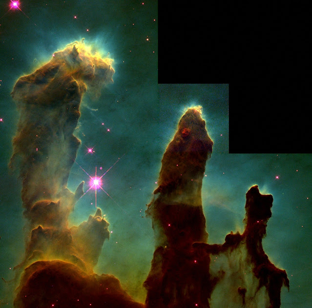 А это старая фотография Столпов Творения, сделанная космическим телескопом Хаббл в 1995 году. (Фото: NASA / ESA)