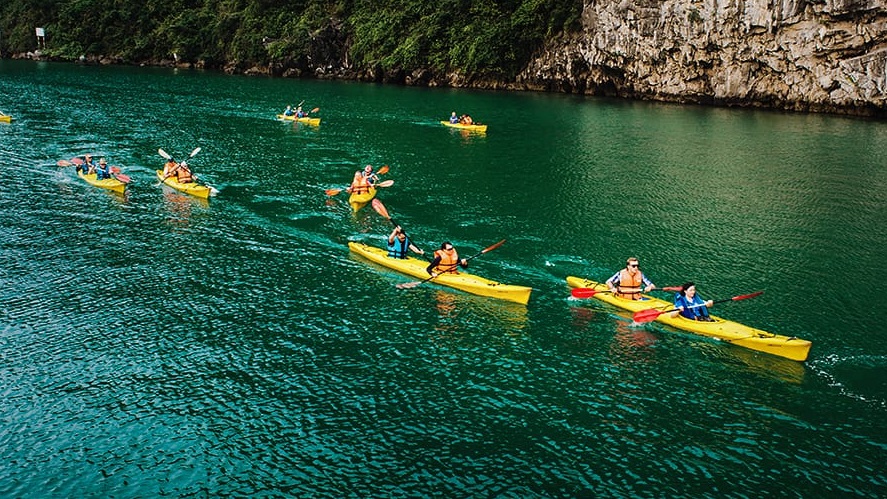 kayaking halong bay vietnam