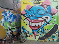 Grafitti urbano imagen colorida con gran sonrisa de satisfacción
