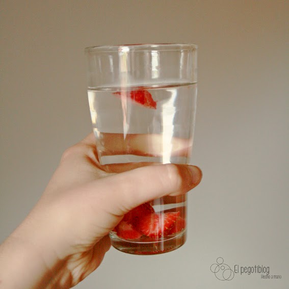 agua infusionada con fresas  - el pegotiblog