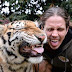The man of the 'forest man' lives with a large number of tigers