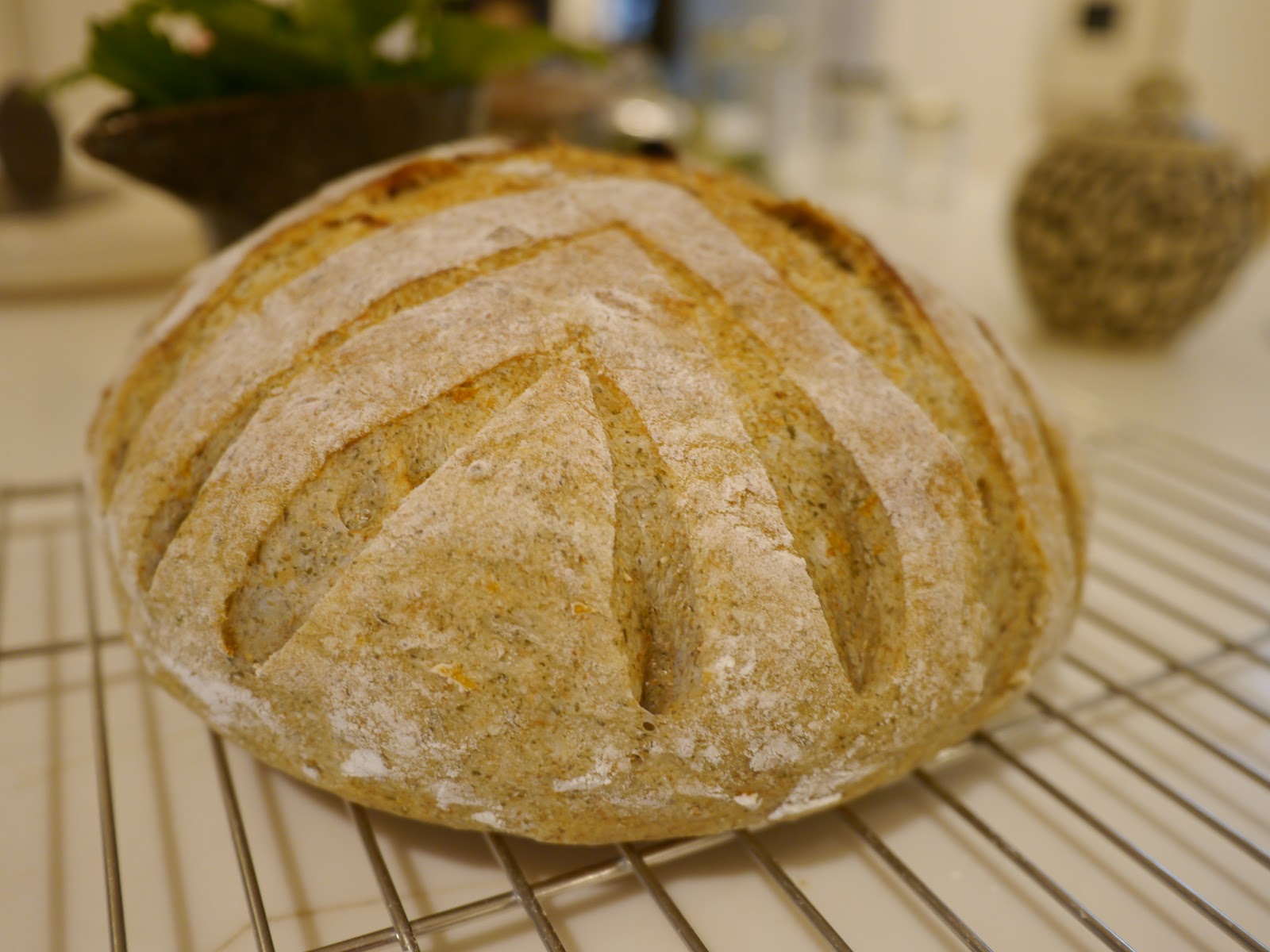 こんなこと、あんなもの ドライレモンバーム入りパン Dried lemon balm bread