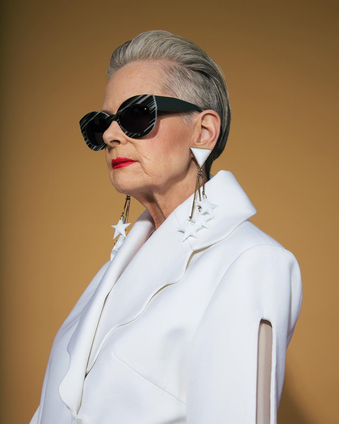 Стрижки модные женщины после 60 лет. Лин Слейтер 2020. Икона стиля Лин Слейтер. Лин Слейтер Возраст. Стрижка Лин Слейтер.