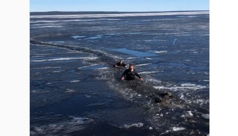 Туристы на онежском озере. Провал под лед Онежское озеро. Голубка на льду Онежского озера. Ледовая обстановка Онежское озеро. Погружение в Онежском озере.
