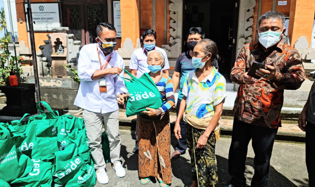 Peduli Warga Terdampak Pandemi, Pegadaian Salurkan Sembako di Bangli