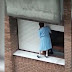 ¡Ni Cenicienta! Mujer sale por la ventana para limpiar persiana en un séptimo piso