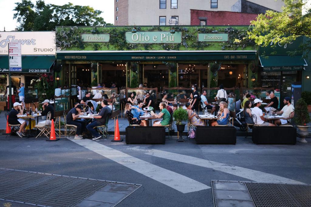 Em NY, restaurantes voltam a funcionar com mesas nas calçadas GettyImages-1252247110