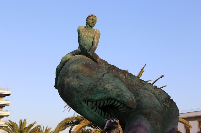 La Noche: niño cabalgando una morena - Plaza del Faro - Maspalomas