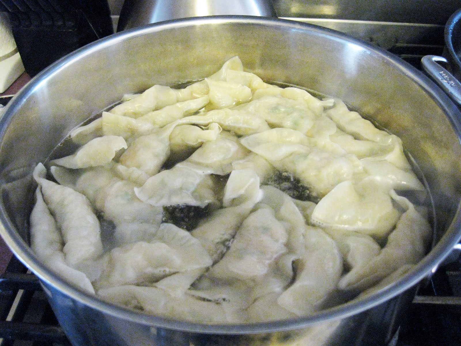 как варить замороженные вареники. как варить замороженные вареники. как варить вареники замороженные. пельмени в мантышнице. сколько варить вареники.