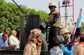 المجلس الإنتقالي يتوعد بعدم تنفيذ قرارات الرئيس هادي ومسؤول حكومي يرد