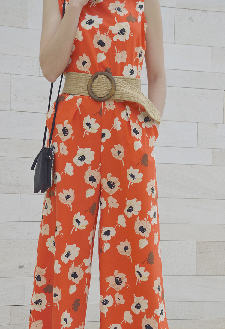 flowers_jumpsuit_belt_trends_gallery_look_spring_outfit_mono_naranja