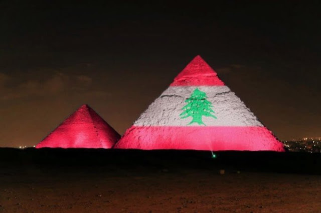 Pirámides de Egipto iluminadas por la explosión de Beirut
