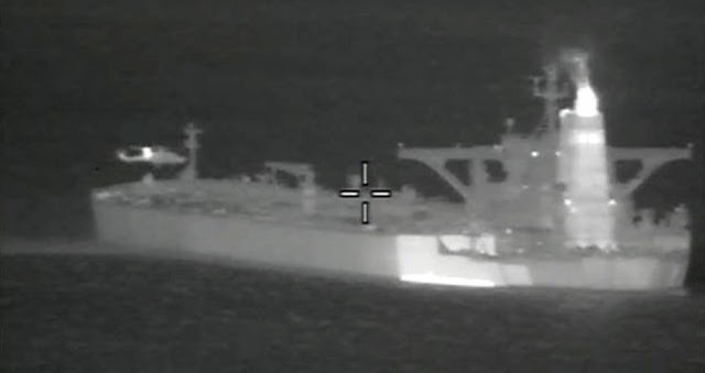 A CNN informou que cinco barcos iranianos da Guarda Revolucionária Iraniana tentaram sem sucesso capturar um petroleiro britânico no Golfo Pérsico.