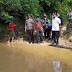 Viral 3 Anak SD Menyeberang Sungai dengan Alat Lansir Sawit, Bupati Kampar Turun langsung ke Lokasi