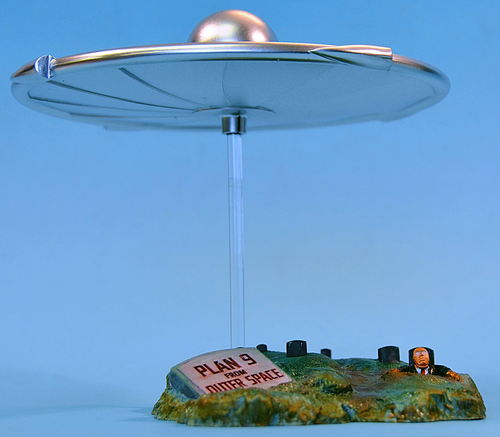 Polar Lights Plan 9 From Outer Space Flying Saucer 1:48 Scale Model Kit 