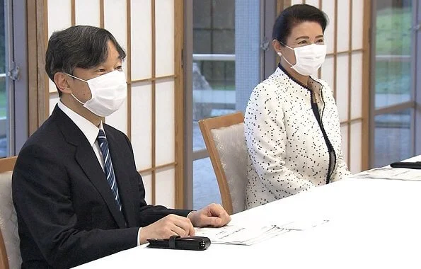 Emperor Naruhito, Empress Masako, Crown Prince Akishino, Crown Princess Kiko and Princess Kako. Masako polka-dot jacket and pearl earrings