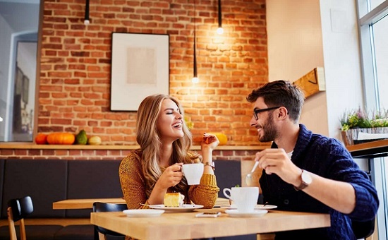 7 علامات تدل على حب المرأة للرجل من خلال لغة الجسد الأنثوية