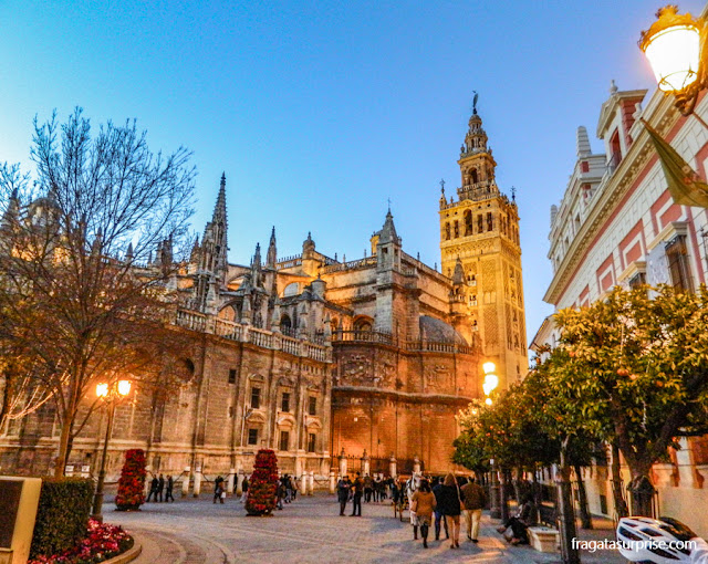A Praça do Triunfo e a Catedral de Sevilha