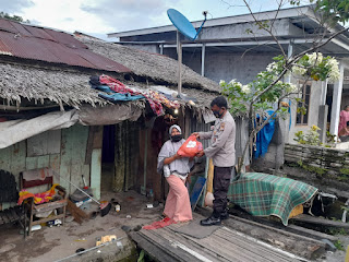 Peduli Warga Terdampak Covid-19. Kapolsek Masamba Salurkan Bansos