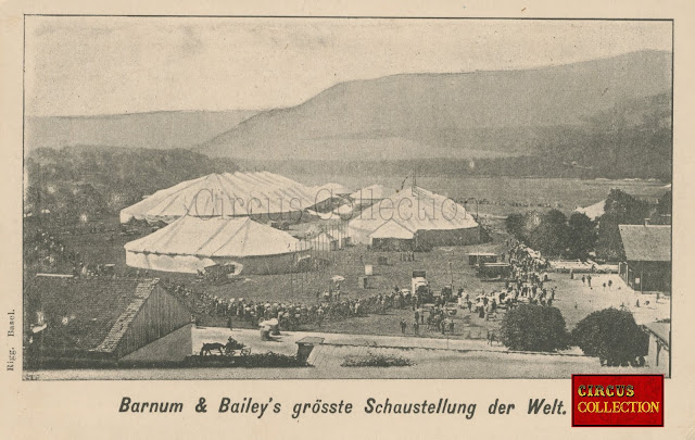 les tentes du cirque géant américain attendent les spectateurs