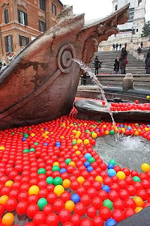 palline fontana - 500 mil bolinhas coloridas na Praça de Espanha