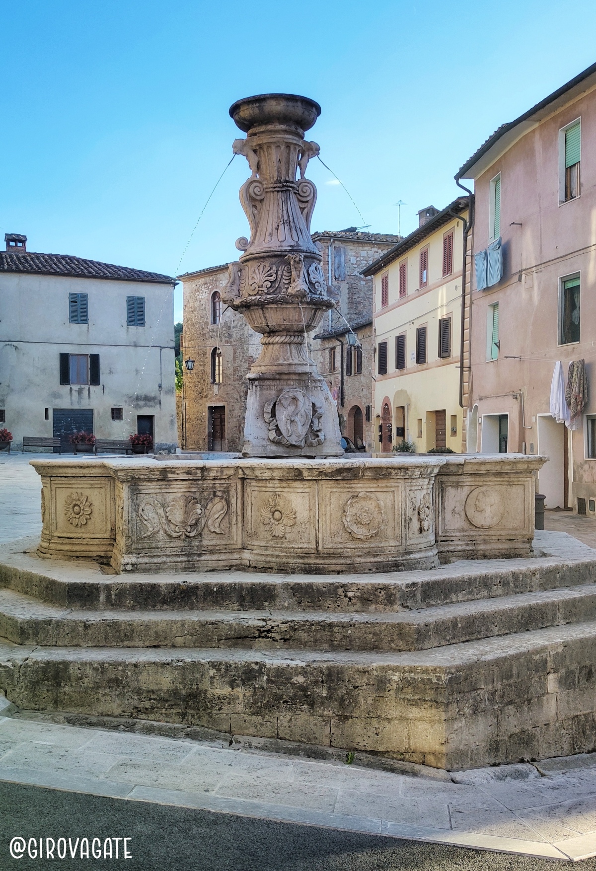 Fontana piazza del grano Asciano