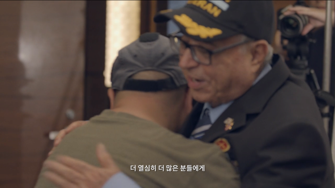 한국전쟁 참전용사 찾아뵙고 사진 찍어주는 유튜버 - 꾸르