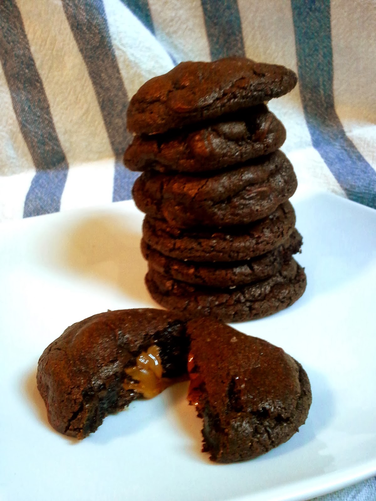 Ally in Cali: Dark chocolate caramel cookies