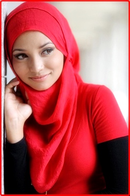 Model jilbab terbaru warna merah untuk wanita modern