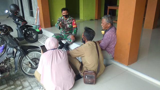 Hadapi Musim Penghujan, Babinsa Komsos Dengan Perangkat Desa Guna Antisipasi Terjadinya Bencana Banjir