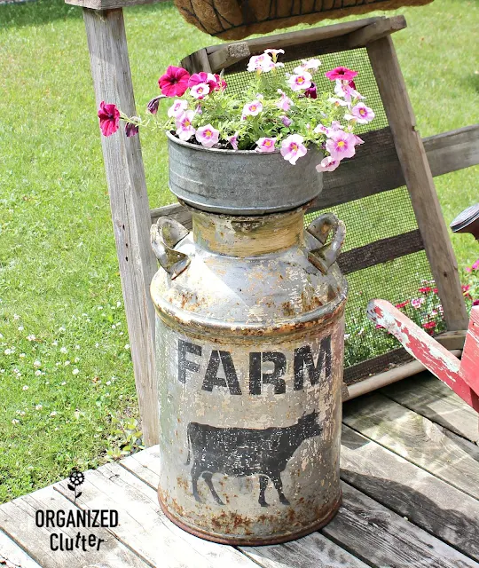 Free Garden Junk Up-cycling Projects #milkcan #gardenjunk #vintage #farmhouse #stencil #oldsignstencils #impatiens #containergarden #farmhousestyle
