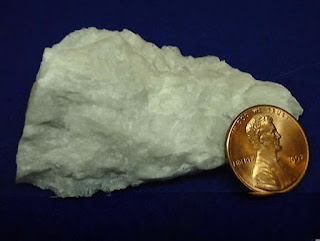 Renksiz transparan bir metal (Pollucite), bir Sezyum minerali