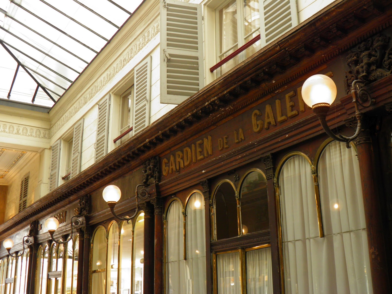 66 Rue Jean Jacques Rousseau 75001 Paris La galerie Véro Dodat - Parisian touch