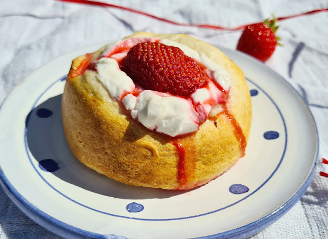 Rezept: Blitzschnelle dänische Erdbeer-Boller. Eine einfache und schnelle Lösung sind diese Erdbeerboller, und mal ein ganz anderer Nachtisch bzw. Kuchen-Ersatz.