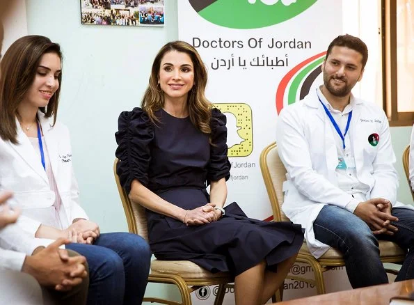 Queen Rania visited the Open Free Medical Day event at Zai in Al Balqa’ Governorate. Queen Rania wore ruffled dress