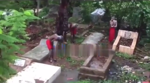 Yahoo boys seen bathing at a cemetery while chanting incantations (Video)