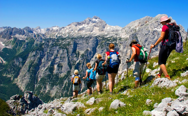 5 Things to Always Bring When You Are Hiking