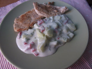 GRATAR DE PUI CU SOS DE IAURT,CASTRAVETE SI ARDEI ROSU