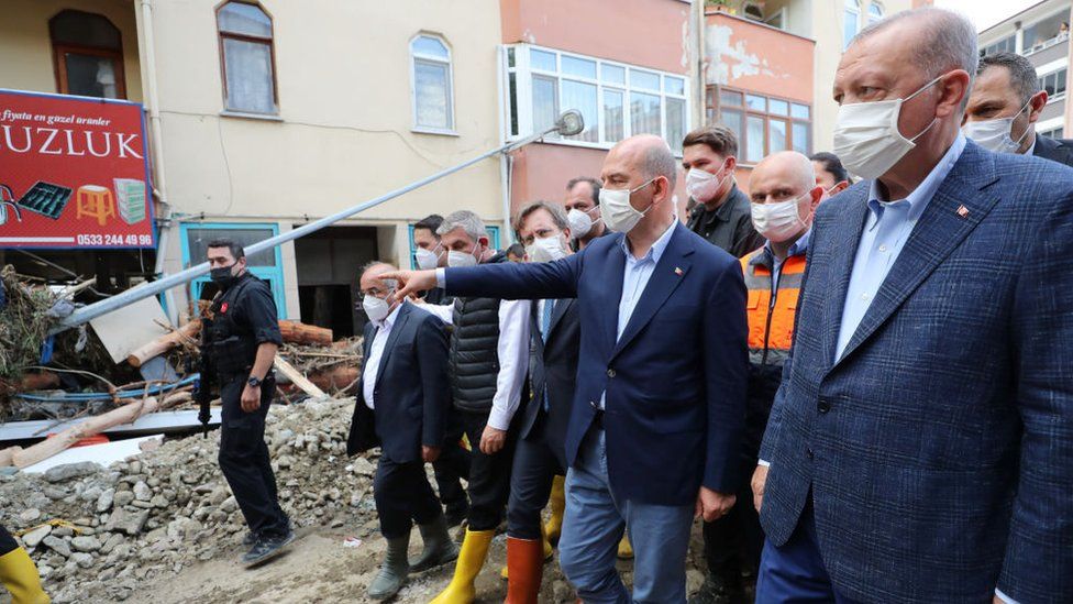 President Erdogan (right) inspected the flood damage in Kastamonu President Erdogan (right) inspected the flood damage in Kastamonu